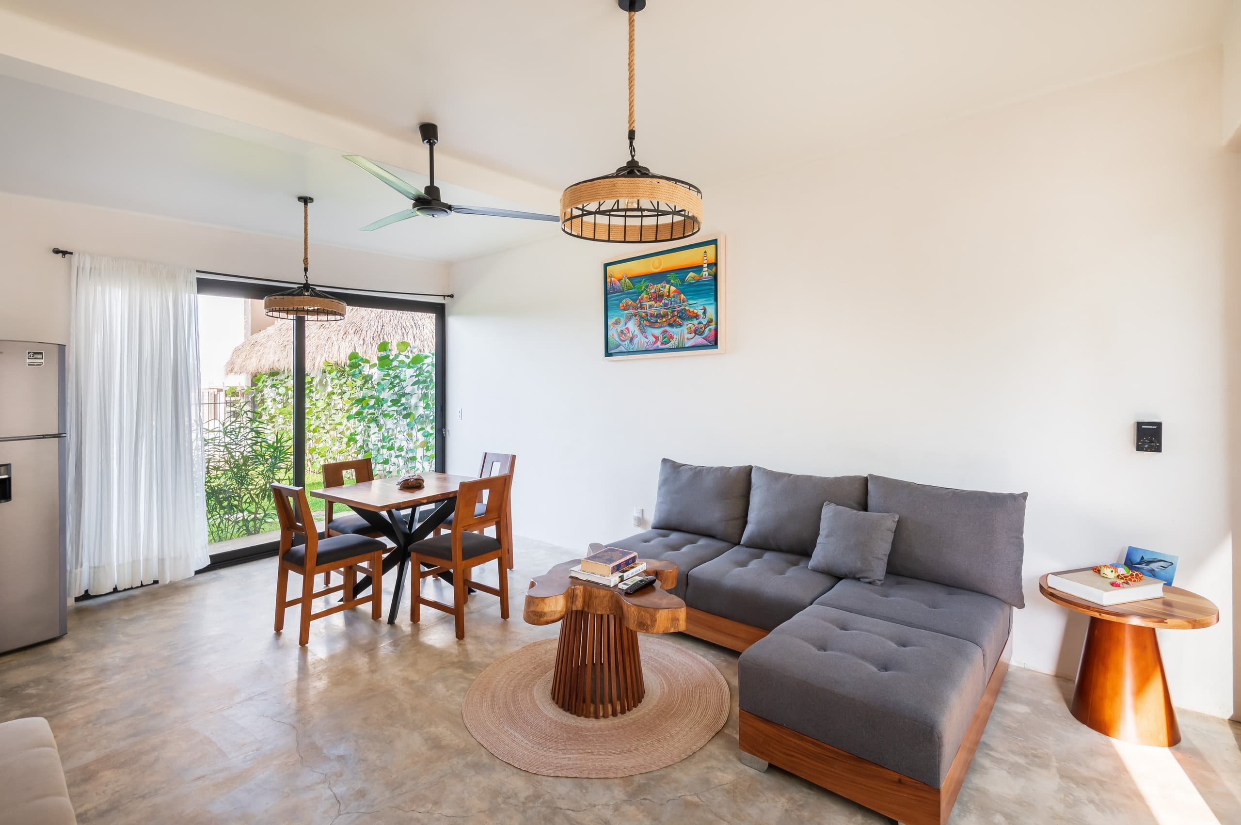 Sala y comedor con ventanales hacia el jardín